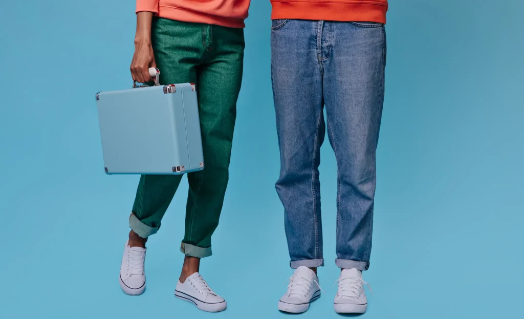 Two people wearing different colored jeans 
