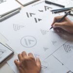 Fundo branco e termos ilustrando pessoas criando uma identidade de marca